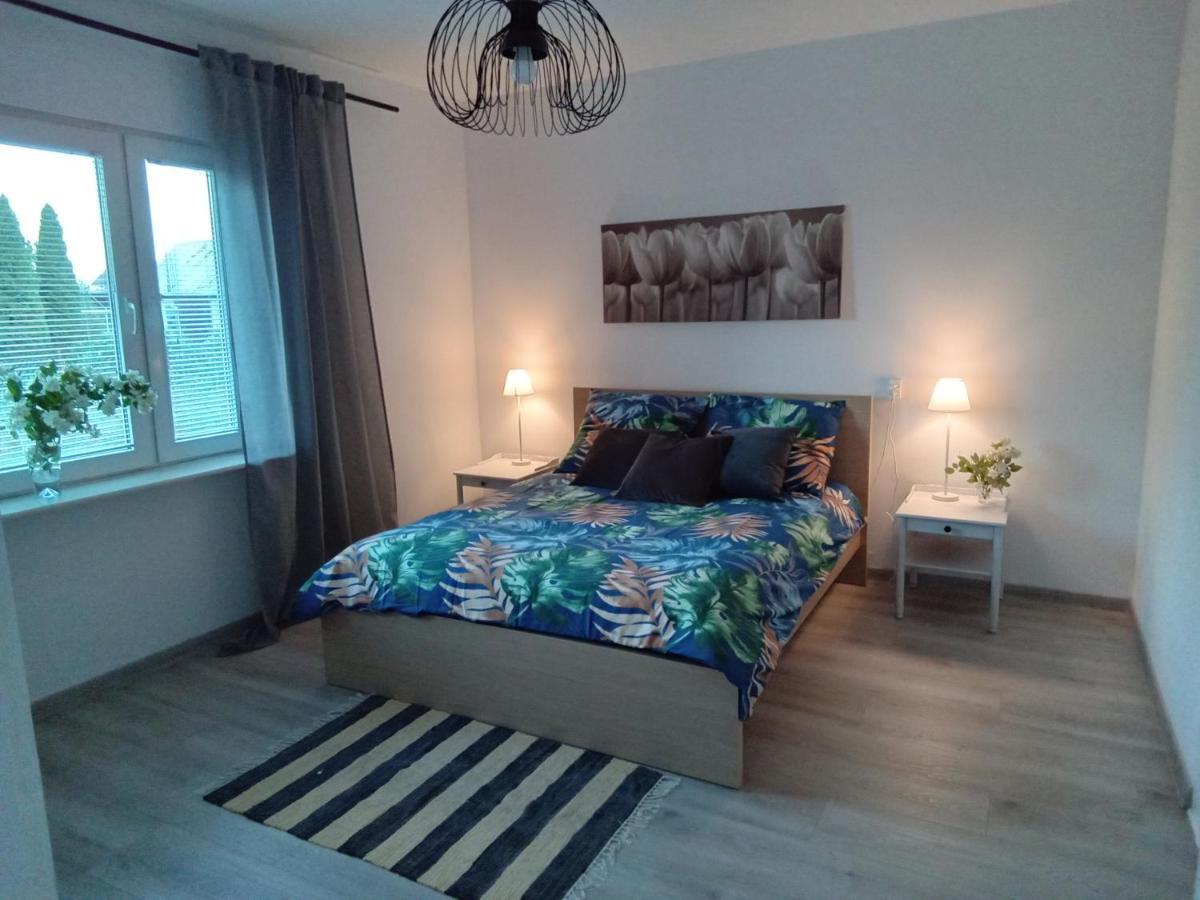 Domek U Kazi Sadowne Bagian luar foto